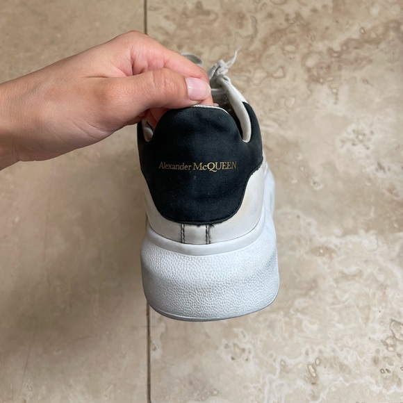 Alexander McQueen Oversized Sneaker in Black - Picture 5 of 13